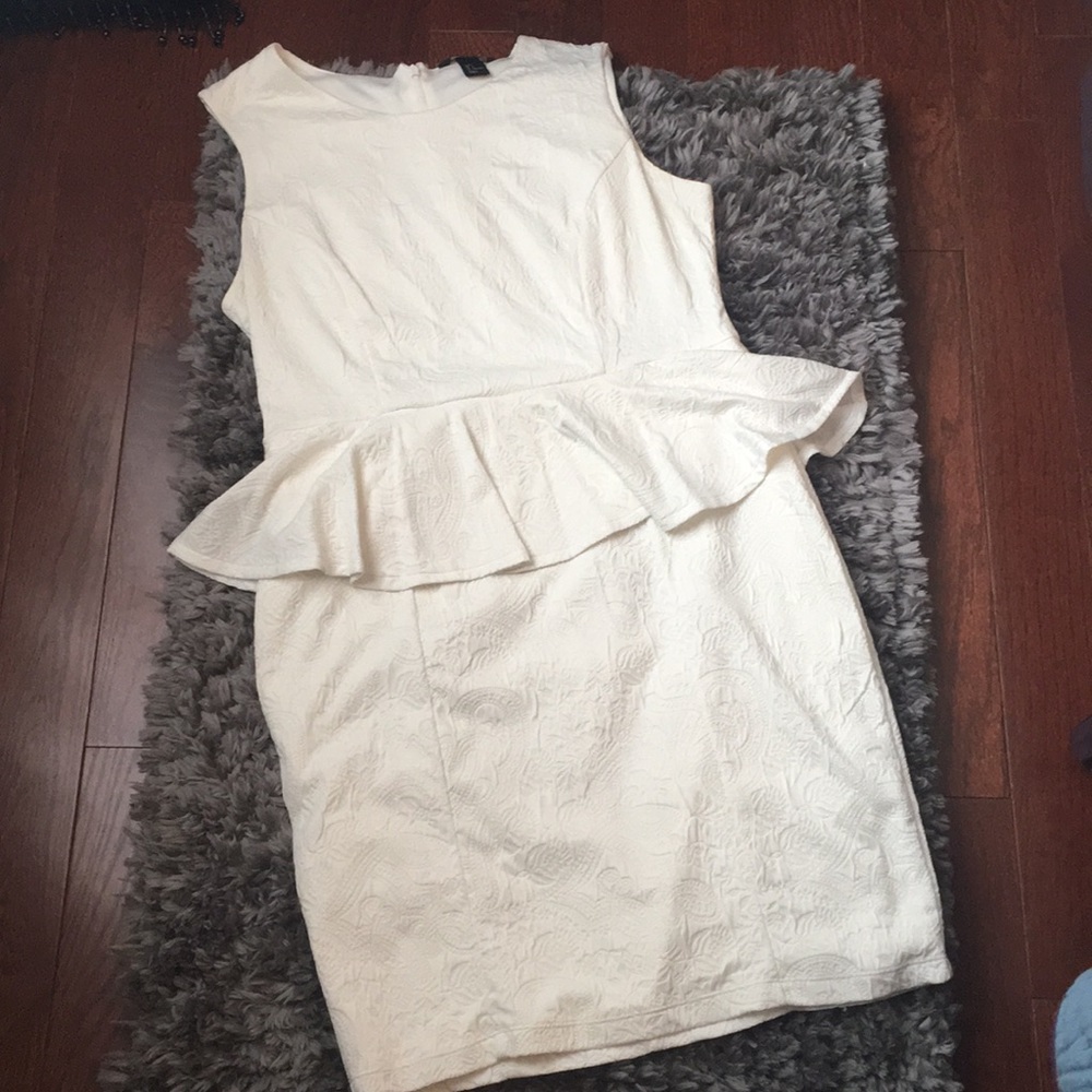 H&M | White Peplum Dress With Paisley Pattern 👗